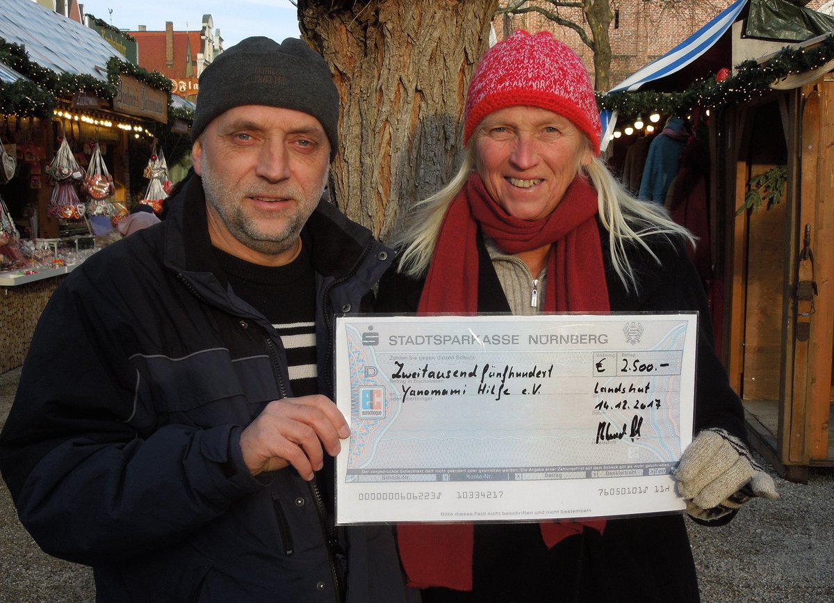 Weihnachtsgeschenke für den Regenwald. 2.500 € für #Yanomami - Indianer zwischen #Amazonas und #Orinoko an Christina #Haverkamp auf dem #Christkindlmarkt in #Landshut,