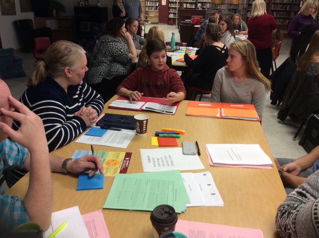 BruceRyanASDE's tweet photo. ASDE students collaborating with ELA teachers on student evidence of learning folders #asdelearns https://t.co/ZhjLQcBs9c