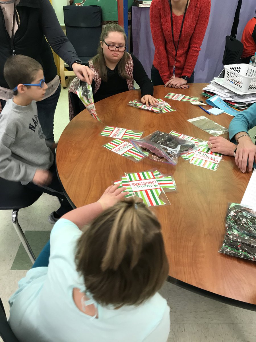 LVE_MenzSLP's tweet photo. Prepping our treats for delivery! #languagelab #givecheer #LVEleads https://t.co/54SEqlEfpK