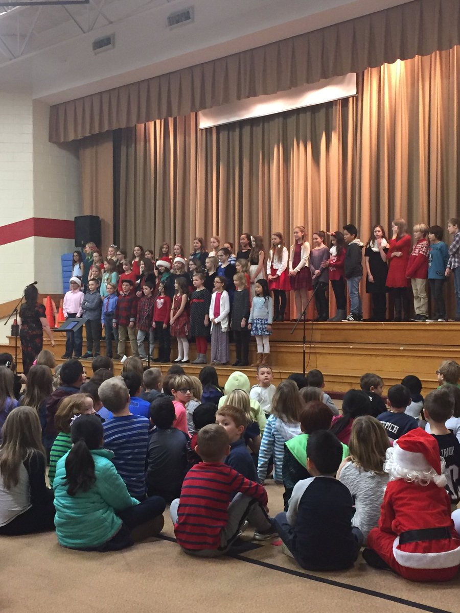 MrsONeil4th's tweet photo. Enjoying the sights and sounds of the Holiday Season today at Hillendale! 🎄🎄 #happyhillendale #isthatachicken? https://t.co/FKW1pYvc54