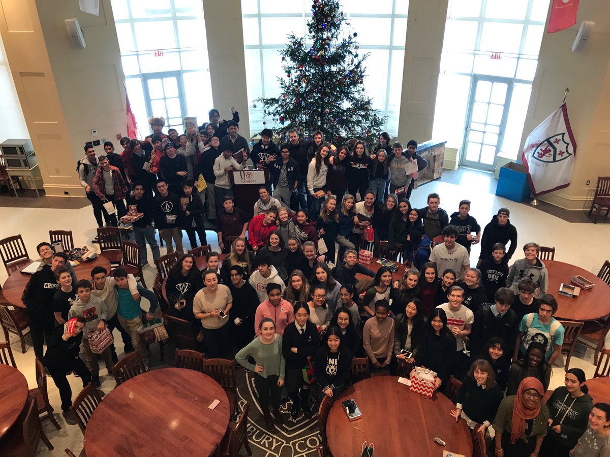 msjgoodwin's tweet photo. Grade 9 Gift Exchange was a great success! 🎁🛍🎉 Thanks Grade 9 Council for organizing the event! Happy Holidays! @ashburycollege https://t.co/cyKlve7Nue