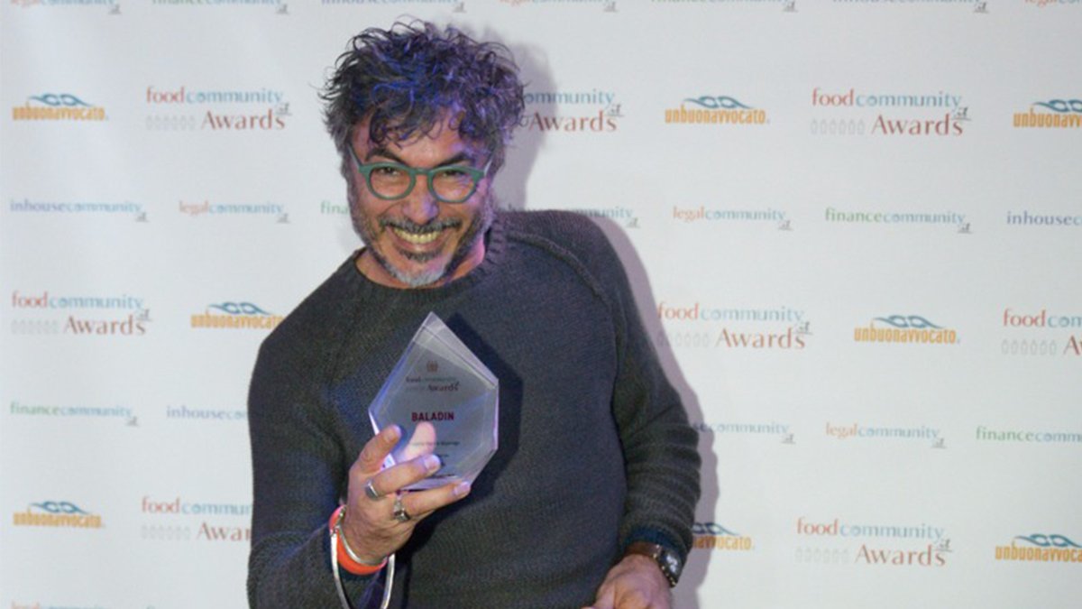 BirraBaladin's tweet image. Rientro in Italia a tutta birra per Teo. All'università di Venezia @CaFoscari  racconta #Baladin e ieri con grande orgoglio, è stato premiato nel concorso @food_comm AWARDS. Il Baladin Open Garden ha vinto nella categoria miglior “PROGETTO FOOD &amp;amp; BEVERAGE”.