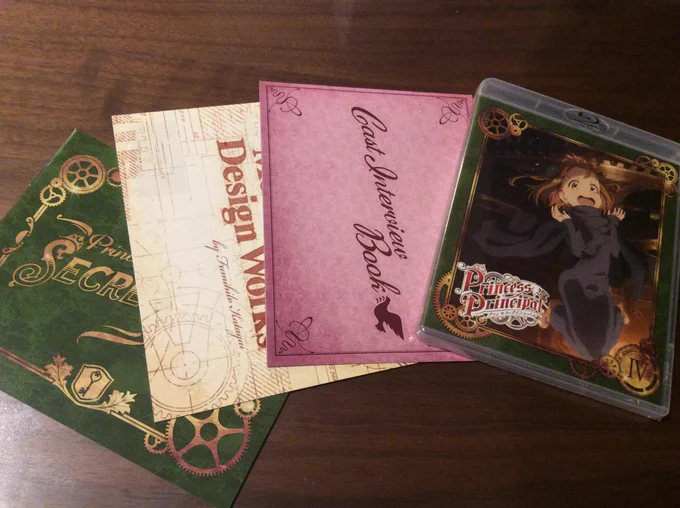 プリプリのBD4巻のサンプルが届きました。スタッフコメンタリーはコンセプトデザインの六七質さんと美術監督の杉浦さん、そして私とバンビジPの有澤君です。キャスコメは相変わらずの荒ぶりよう。
キャストインタビューブックとメカ設定集がついてます。シークレットファイルはベアトですよ!
#pripri 