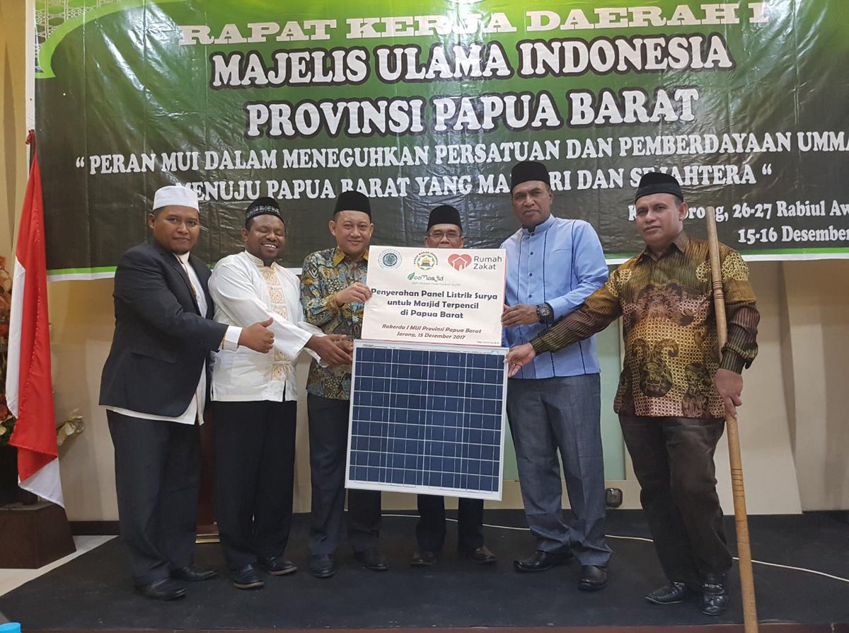 ecomasjid_id's tweet photo. Penyerahan simbolis Panel Listrik Surya utk Masjid terpencil di Papua penyaluran dari Rumah Zakat. Ini merupakan realisasi program ecoMasjid Lembaga PLH dan SDA MUI utk 1000 surya untuk masjid terpencil. #InvestasiEBT
#energiterbarukanterjangkau
@KementerianESDM
#ecomasjid https://t.co/7CEIYjKuuF