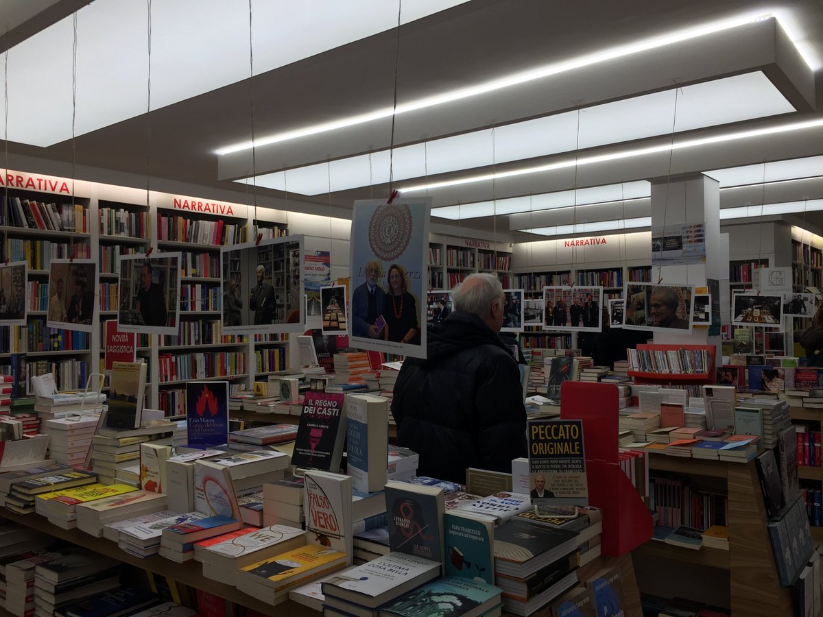 LibreriaLaterza's tweet photo. Inaugurazione della mostra fotografica "Laterza. Una storia di famiglia.", a cura di Antonella Fiorio.
Il percorso espositivo sarà visitabile per l'intero periodo natalizio all'interno della libreria.
#LibreriaLaterza #foto #storia #famiglia https://t.co/aGsFhZHz3i