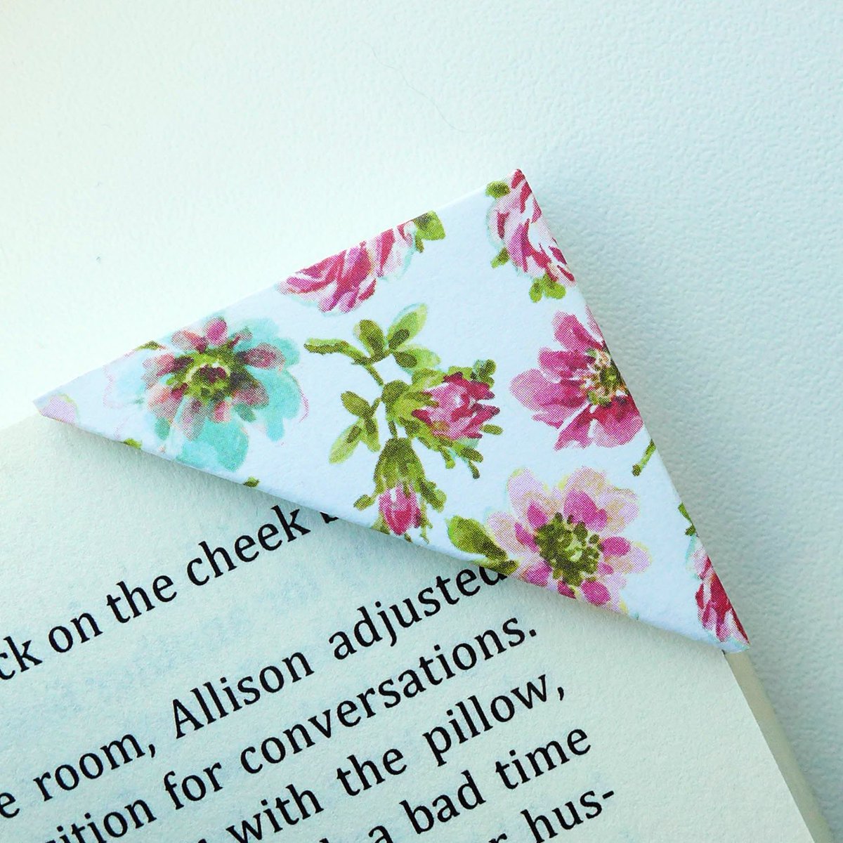 CornerBookmarks's tweet photo. Excited to share the latest addition to my #etsy shop: 1 Unique Floral Corner Bookmark https://t.co/2pYRPh1ZQG #booksandzines #bookmark #giftsforwomen #giftsforreader #booklovergifts #readergifts #uniquebookmarks #cornerbookmarks #floralbookmarks https://t.co/P866PZpjM3