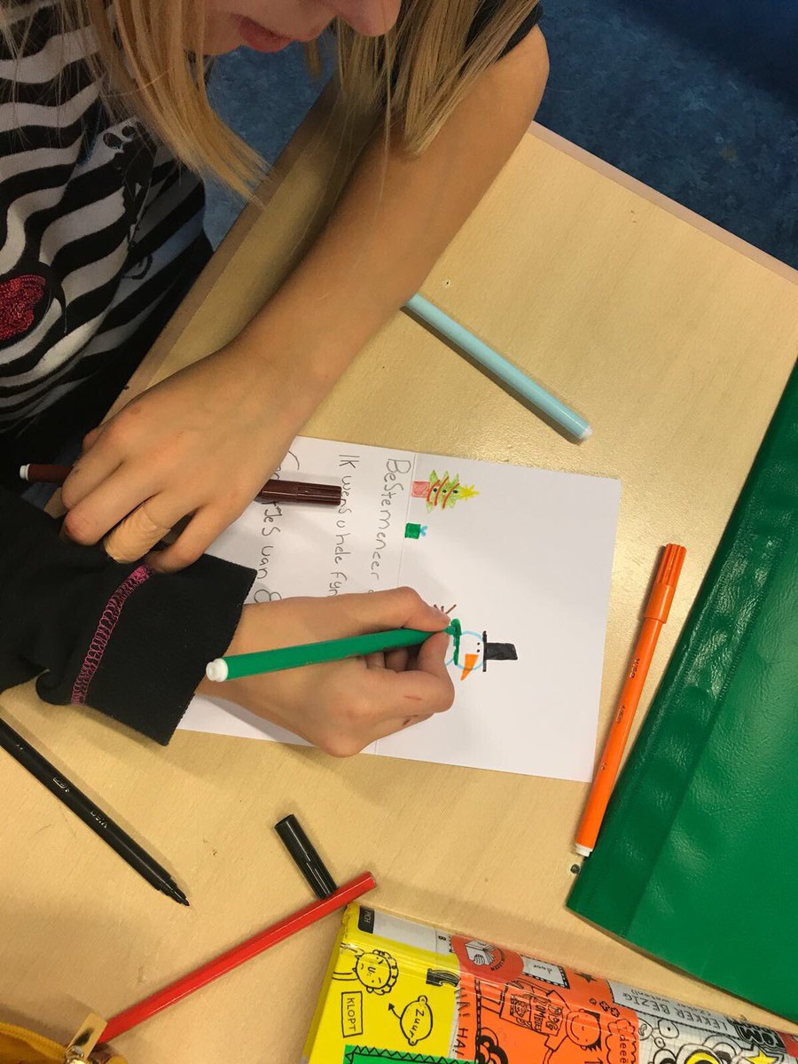 Obsdevoorzaan's tweet image. OBS De Voorzaan doet mee aan de actie kerstkaarten schrijven aan oude en eenzame mensen. #obsdevoorzaan #zaanprimair