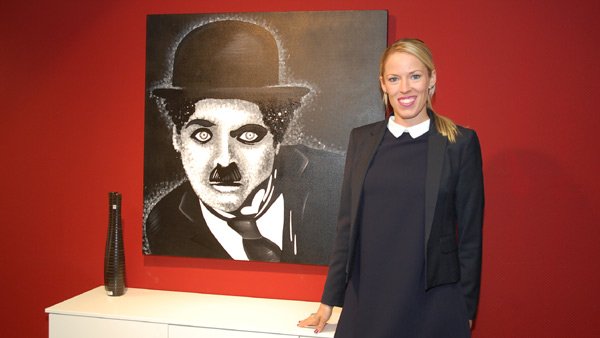 quantisana's tweet photo. Kunstausstellung « #Wine and #Art by #Laura #Chaplin! Hollywood Nacht im Möbel Märki ! Vom
29. Nov. bis 15. Dez. 2017. Die Enkeltochter von #Charlie #Chaplin präsentiert Ihre neuen Bilder in den Ausstellungsräumen von #Möbel #Märki in #Hunzenschwil. https://t.co/ao3MjLECHw