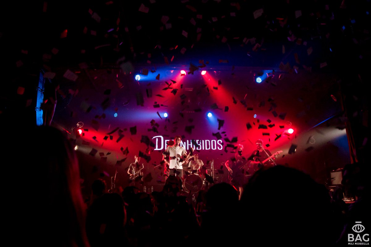 El calor sofocante pedía frescura y la gente buscó refrigerio en The Roxy. Afiló una garganta ávida de cantar por última vez en vivo vaya a saber por cuánto tiempo, las canciones de Desinhibidos 👉goo.gl/V9L8q3
📰 @JulietLGaliano
📸 Mili Morsella
#DhsEnTheRoxy