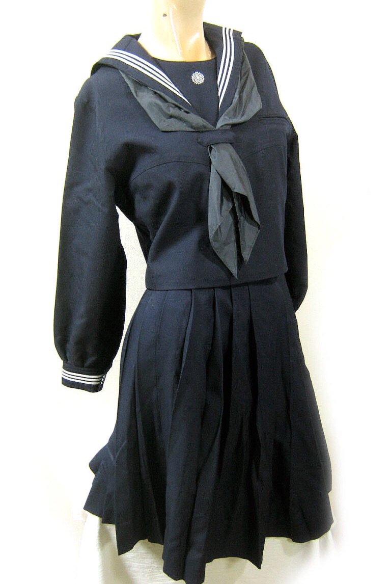 セーラー服bot 停止 Sur Twitter データ14 学習院女子中等科 基本は高等科 と変わらないが スカーフの色がこちらは青 青に近い紺 である 学習院女子の制服は正統派だからこその魅力があると思うんだ 画像は高等科冬服 新宿区 T Co W2snmfu8ty