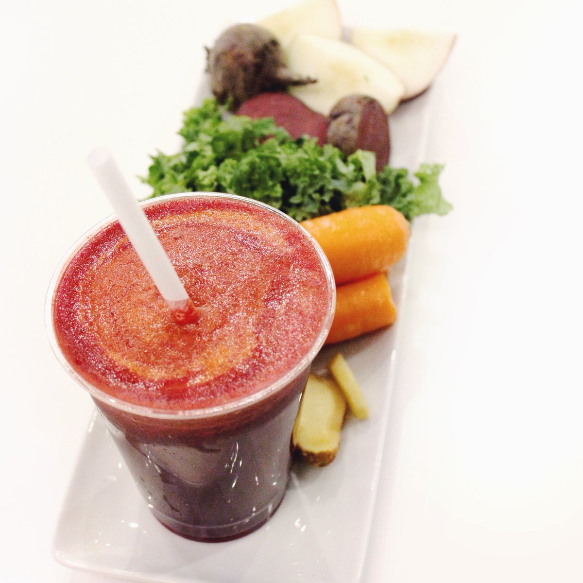 thefuelbar's tweet photo. Three #holidayseason necessities: well-wrapped gifts, stretchy pants, and a post(or pre)-Christmas dinner #detoxifier. You'll find #carrots, #apples, #beets, #ginger, and #kale in this cup of #deliciousness. https://t.co/gMancNg0mz