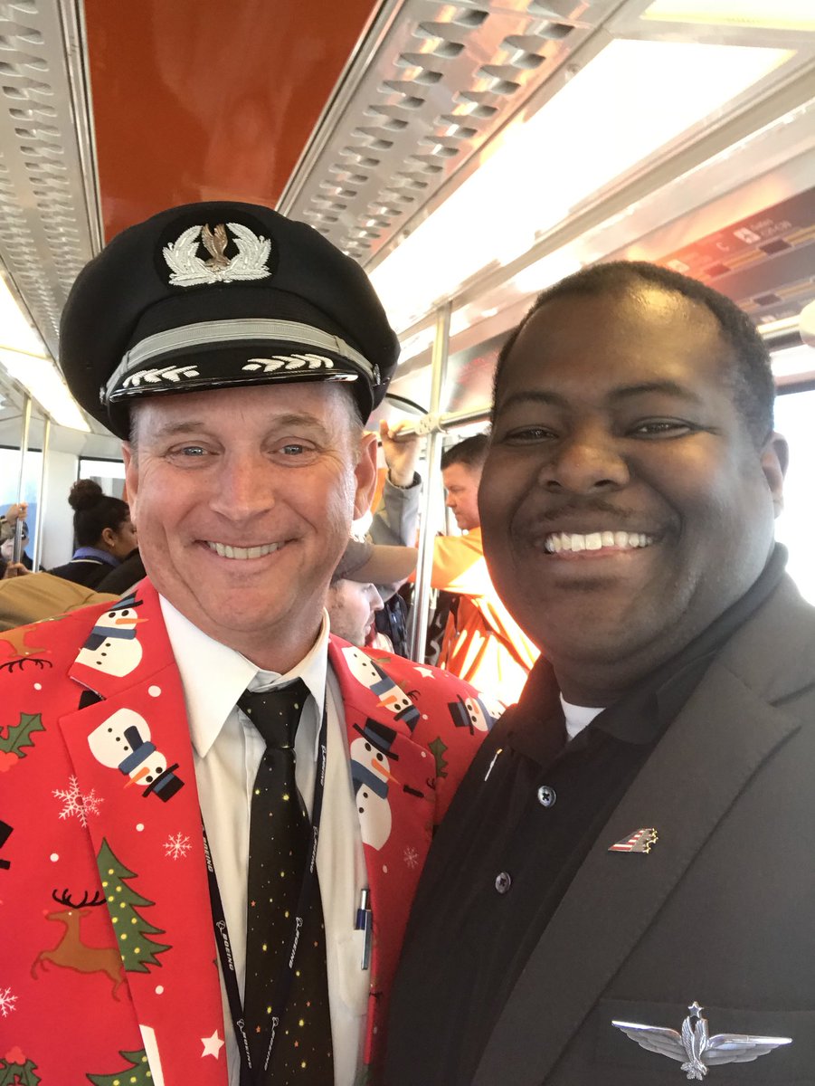 oldmanleecf's tweet photo. Even my @AmericanAir family is in the spirit of the holidays! #roadwarrior https://t.co/ZG26SgRgvo