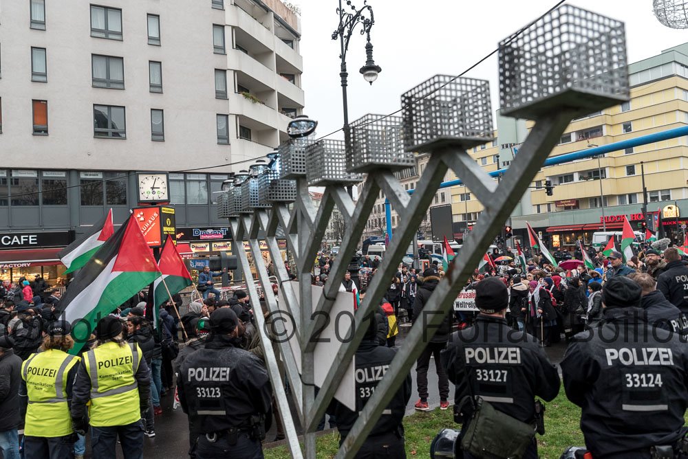 flotopress's tweet photo. Wieder mehrere Hunderten bei eine Pro-#Palästina-Demonstration durch die City West von #Berlin gegen die Anerkennung #Jerusalems als #Israels Hauptstadt durch Trump. Heute mit Rede von Jürgen #Grassmann, Anmelder des Al-Quds-Aufmarsch https://t.co/NHa98dgBKW