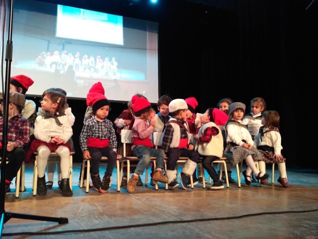 virolai_molins's tweet photo. EI3 #femescola #concertnadal https://t.co/hozfly2plS