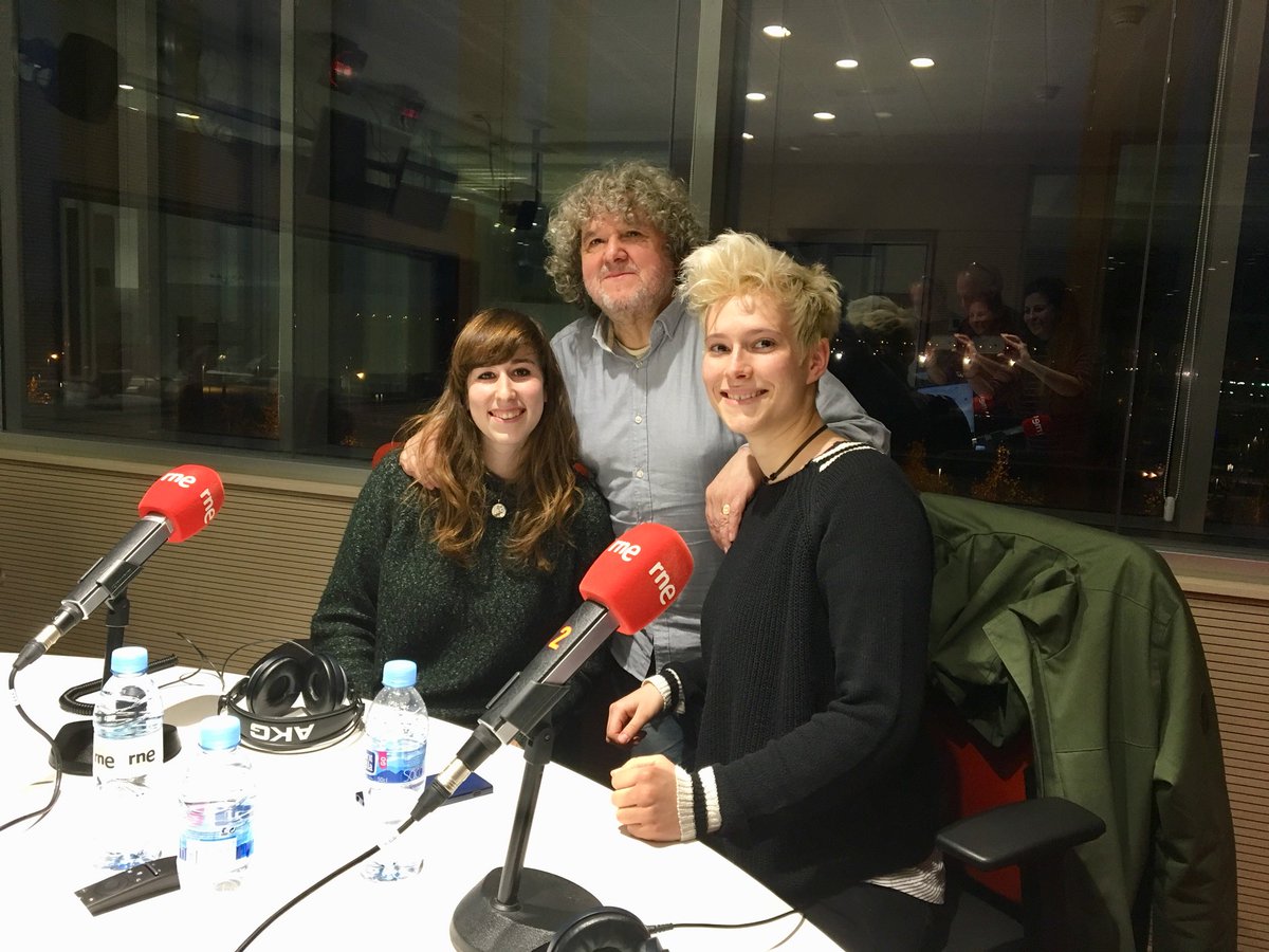 Ayer con Julio Ruiz en Disco Grande, programa especial desde Zaragoza! Muchas gracias a Julio y al equipo de RNE! Encantadas salimos! 🍌🍌🍌