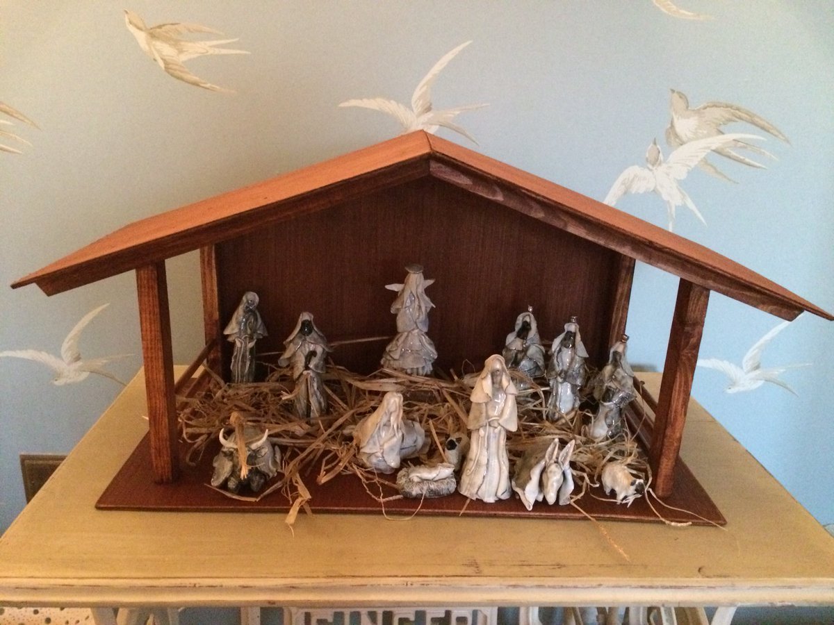 <a href="/LeonaDevineart/">Leona Devine Artist</a> After how many years, I’ve finally got a stable made! Still my favourite #Christmas decoration