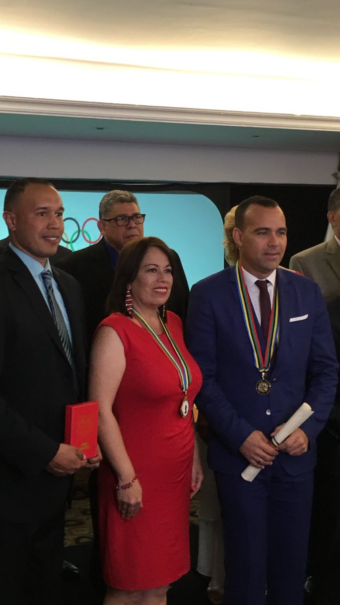 rafaeldudamel's tweet photo. Este premio como entrenador del año corresponde al esfuerzo y dedicación de una maravillosa familia llamada Vinotinto que se ha entregado con su incomparable calidad humana y extraordinaria capacidad profesional, sin ellos no hubiese sido posible. https://t.co/NkN4tJYK73