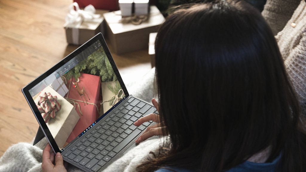 surface's tweet photo. Whatever the weather outside, inside it’s so delightful with #MixedRealityViewer & the new #SurfacePro with #Windows10. https://t.co/rFgt5Gf3bI