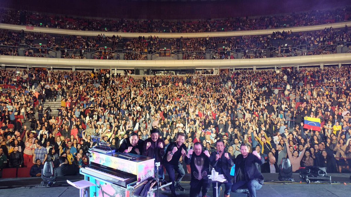 WR_Producciones's tweet photo. Esta noche @sinbandera en #Miami #TheFillmoreTheatre último show del año !!! #SinBanderaen1F #UnaUltimaVez #WRProducciones #EndOfTheYear #sb #friday #friyay https://t.co/3VHU7uJWG6