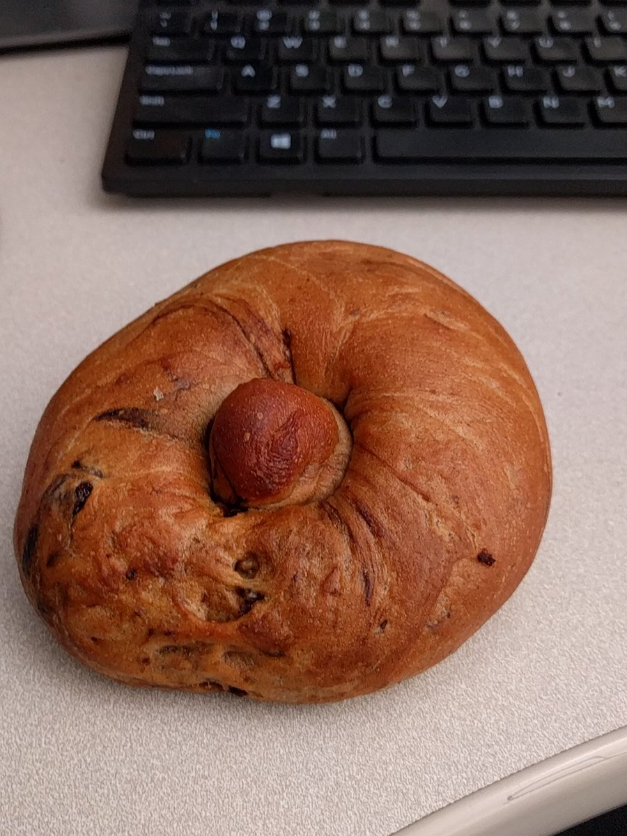 Selious's tweet photo. This bagel is not ok https://t.co/TEOoa0LyKX