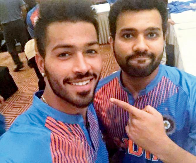 sportz24x7's tweet photo. Hardik Pandya compares pal Rohit Sharma's double ton to lightning! #RohitSharma #thirddoublecentury https://t.co/FFJ6w5UlOY https://t.co/SSE8HUKVGH