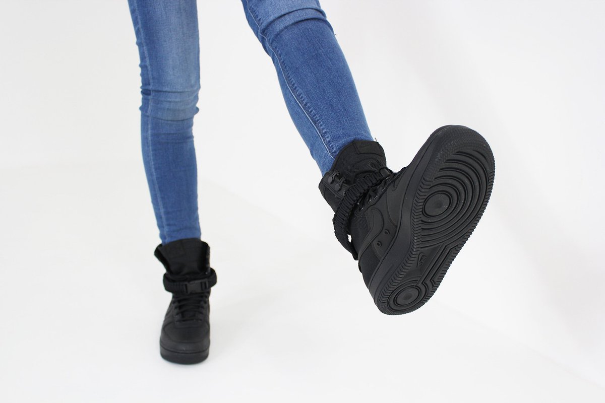 Hi_sneakerworld's tweet photo. NIKE - SF AIR FORCE 1 for Ladies (BLACK/BLACK-BLACK)
#Nike #SpecialField #AirForce1
Price: € 171.00
Link: https://t.co/WqqqiVG7Vg https://t.co/r86QPxqS90