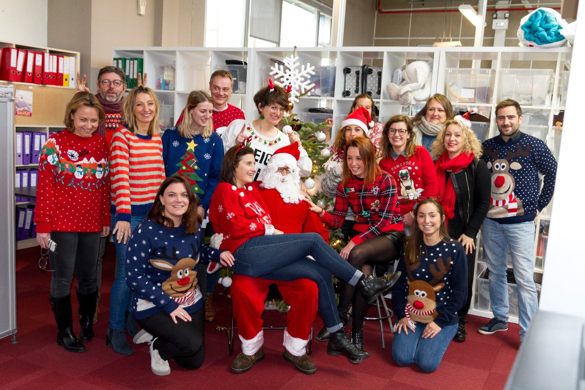 anaik_christine's tweet photo. Journée du Pull de Noël célébrée chez @Anaik_company à Lille https://t.co/JklJD9Ww1V