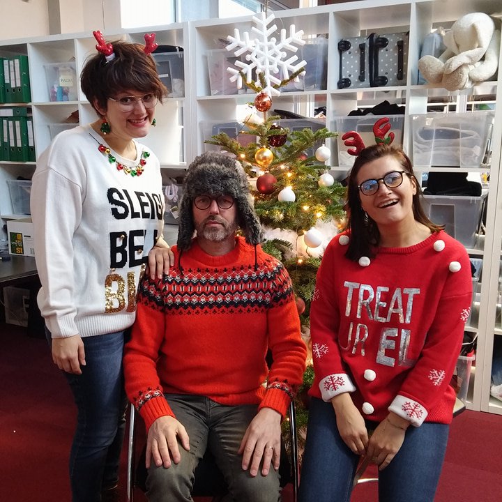anaik_christine's tweet photo. Journée du Pull de Noël célébrée chez @Anaik_company à Lille https://t.co/JklJD9Ww1V