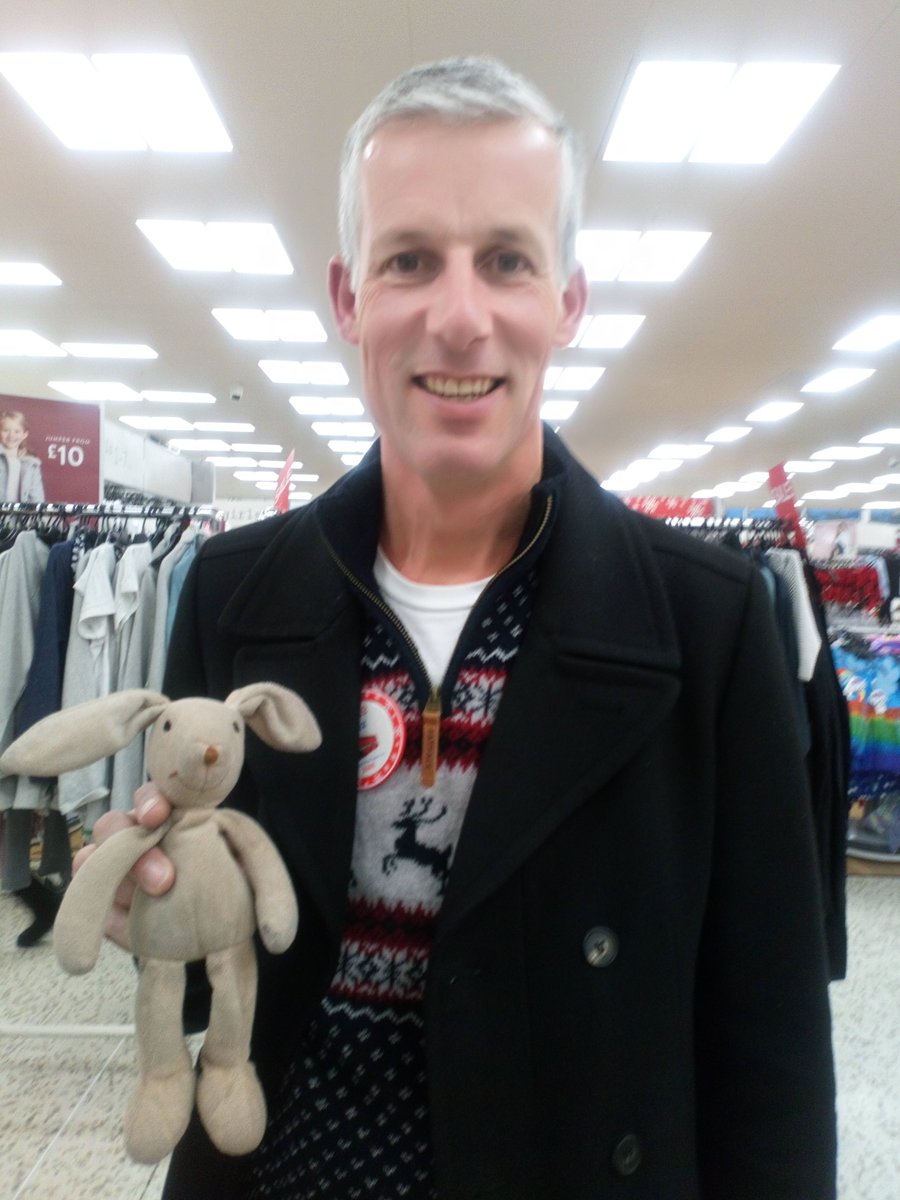 Great to bump into <a href="/JezButwell/">Jez Butwell</a> in <a href="/Tesco_London/">Tesco London</a> Brent Park! #FunnyBunny had to have a picture and we look forward to catching up in 2018 #blastfromthepast