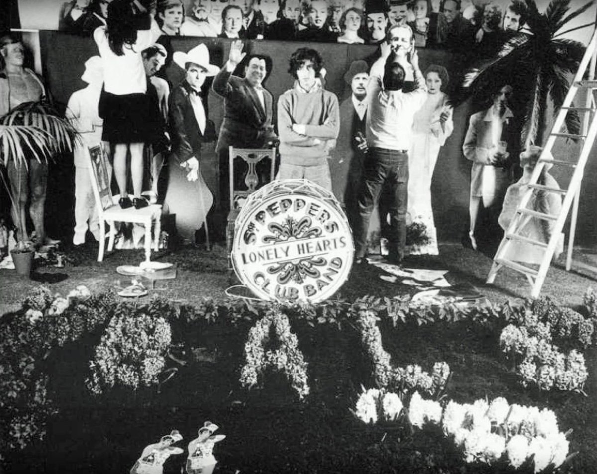 Pientello's tweet photo. My #sgtpepper signed by co-artists #jannhaworth &amp; #sirpeterblake Now to hang pride of place on my wall. Check Jann's #TedTalk  https://t.co/91fx0BUvUK #sgtpepper50 https://t.co/iullRJQlHm
