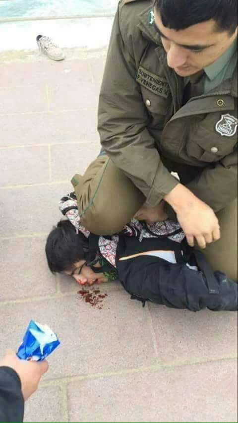 شرطي إسرائيلي يضرب طفل فلسطيني صغير .. شاااركوا المنشور ليعلم العالم جرائمهم ..