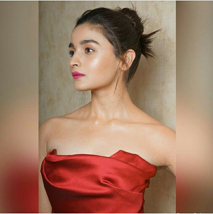 Shweta3040's tweet photo. Uff! 
I am still can't get my eyes off to uh @aliaa08 so gorgeous 💓
That reddish off shoulder outfit with messy stylish bun 💓
All thanks to #priyanka @puneetbsaini 😍😍😍 https://t.co/RyTP3shBMW