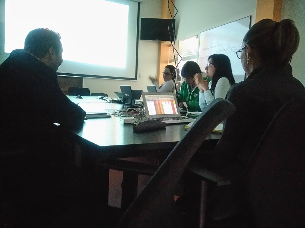 SePlaneacionBoy's tweet photo. #AEstaHora @SecTICBoyaca en compañía de #DAPB revisa alcance de metas a partir de proyectos en ejecución durante 2017, mientras proyecta su trabajo para 2018 / #PlanesdeAcción https://t.co/HOx446mrGQ