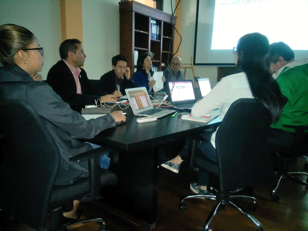 SePlaneacionBoy's tweet photo. #AEstaHora @SecTICBoyaca en compañía de #DAPB revisa alcance de metas a partir de proyectos en ejecución durante 2017, mientras proyecta su trabajo para 2018 / #PlanesdeAcción https://t.co/HOx446mrGQ