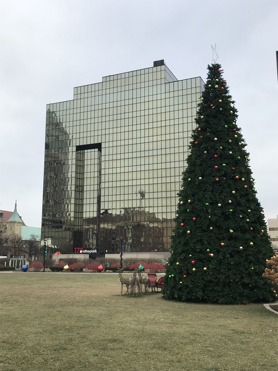 ColumbusBar's tweet photo. Dear @theflabar,

Our tree is as tall as our building - and it comes with Santa’s sleigh and faithful reindeer! #BarTree 🎅 https://t.co/zq3rBShoW9