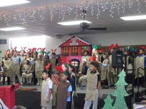 ETPDolphins's tweet photo. 4th Grade Musical "How to Train Your Reindeer (to fly)!" 2017 https://t.co/mleagrl1OG
