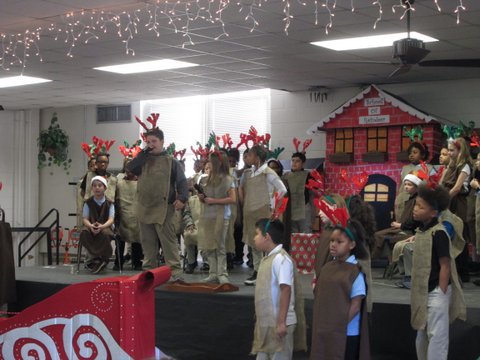 ETPDolphins's tweet photo. 4th Grade Musical "How to Train Your Reindeer (to fly)!" 2017 https://t.co/mleagrl1OG