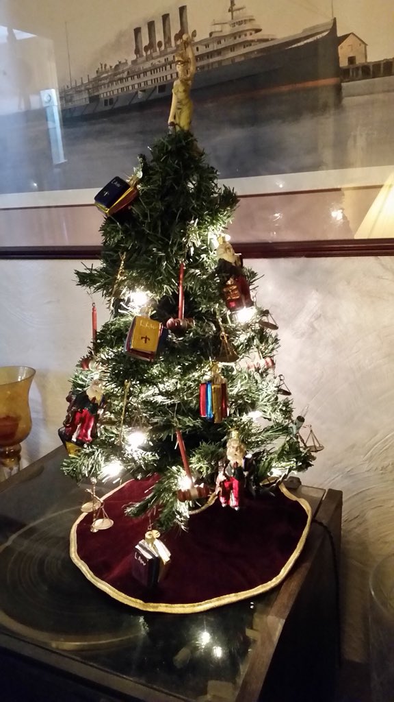 NYSBA's tweet photo. @theflabar @AlabamaStateBar @StateBarofGA @ABAesq @StateBarMT @StateBarofWI @statebaroftexas @IndianaStateBar @MIStateBar @NCBAorg The Lawyers’ Christmas Tree. Top that! #bartrees https://t.co/bG04BEqXh5