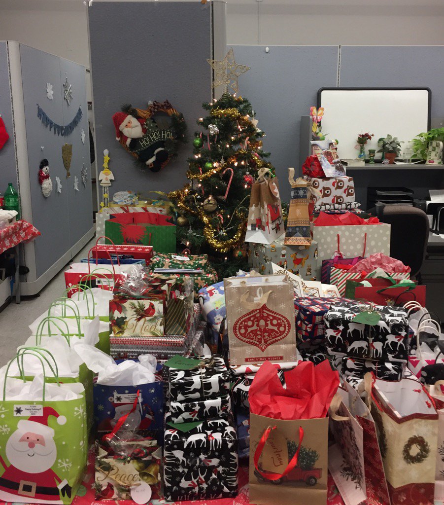 Natuka094's tweet photo. Celebrating cristmas at work ❤️🎁🎊🛍🎀 https://t.co/diMjgzO0Wh