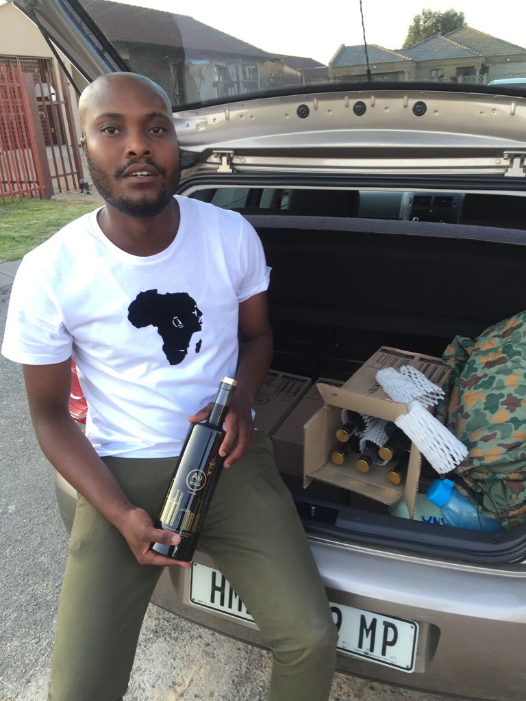 Deeptonic_Live's tweet photo. Getting ready for the night...Nesto shisanyama & lounge in Ermelo
#augoldvodka
#AfroBlack
#PremiumMusic https://t.co/UTHhWpRoYW