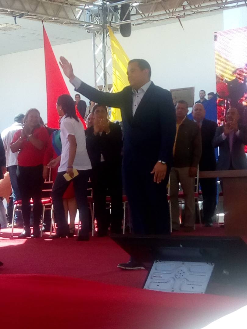 dipFiorellaLeal's tweet photo. El Gobernador Victor Clark acompañó el acto de Juramentacion ante la ANC de nuestros alcaldes del estado #Falcon @vclarkb @tachyoberto @fiorellaleal https://t.co/7oYje9rDq9