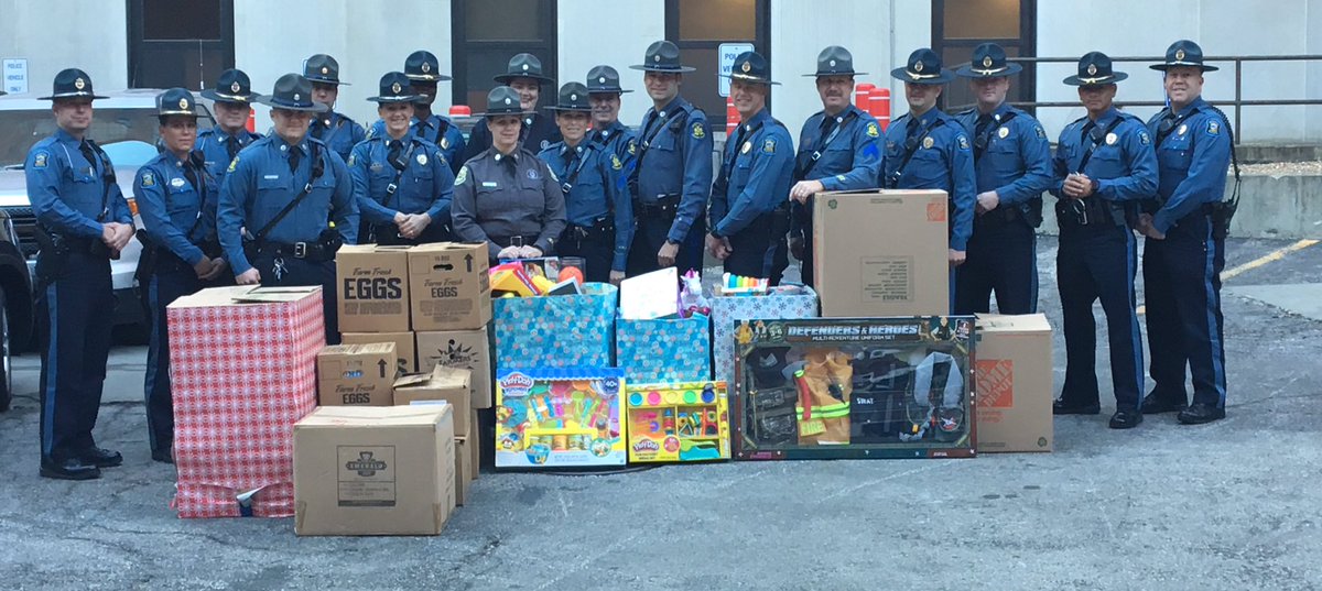 KHPTrooperGary's tweet photo. Troopers from Missouri &amp; Kansas partner up this morning to bring Joy to kids in the @KUMedCenter for the #MichaelNewtonToyDrive 

#KindnessMatters
#HappyHolidays
#MerryChristmas
#SpreadJoy
#ChristmasSpirit https://t.co/Vqvujhp89X