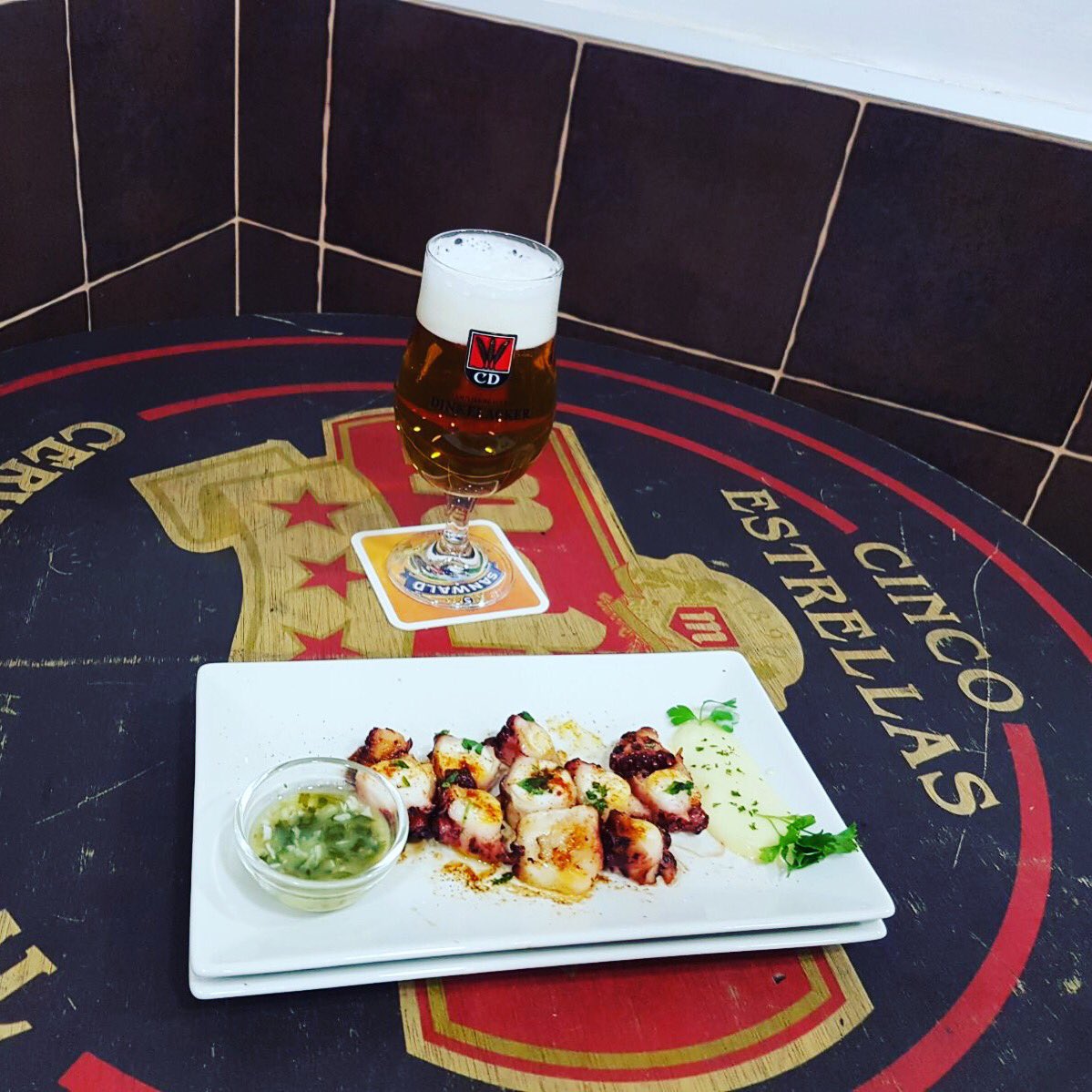Pulpo a la plancha 🐙 + 🍺= PLACER INDISCUTIBLE. 
Visítanos y pruébalo🤤🐙🍺
(Av. Ausias March 18) ASADOR JARKLAUS