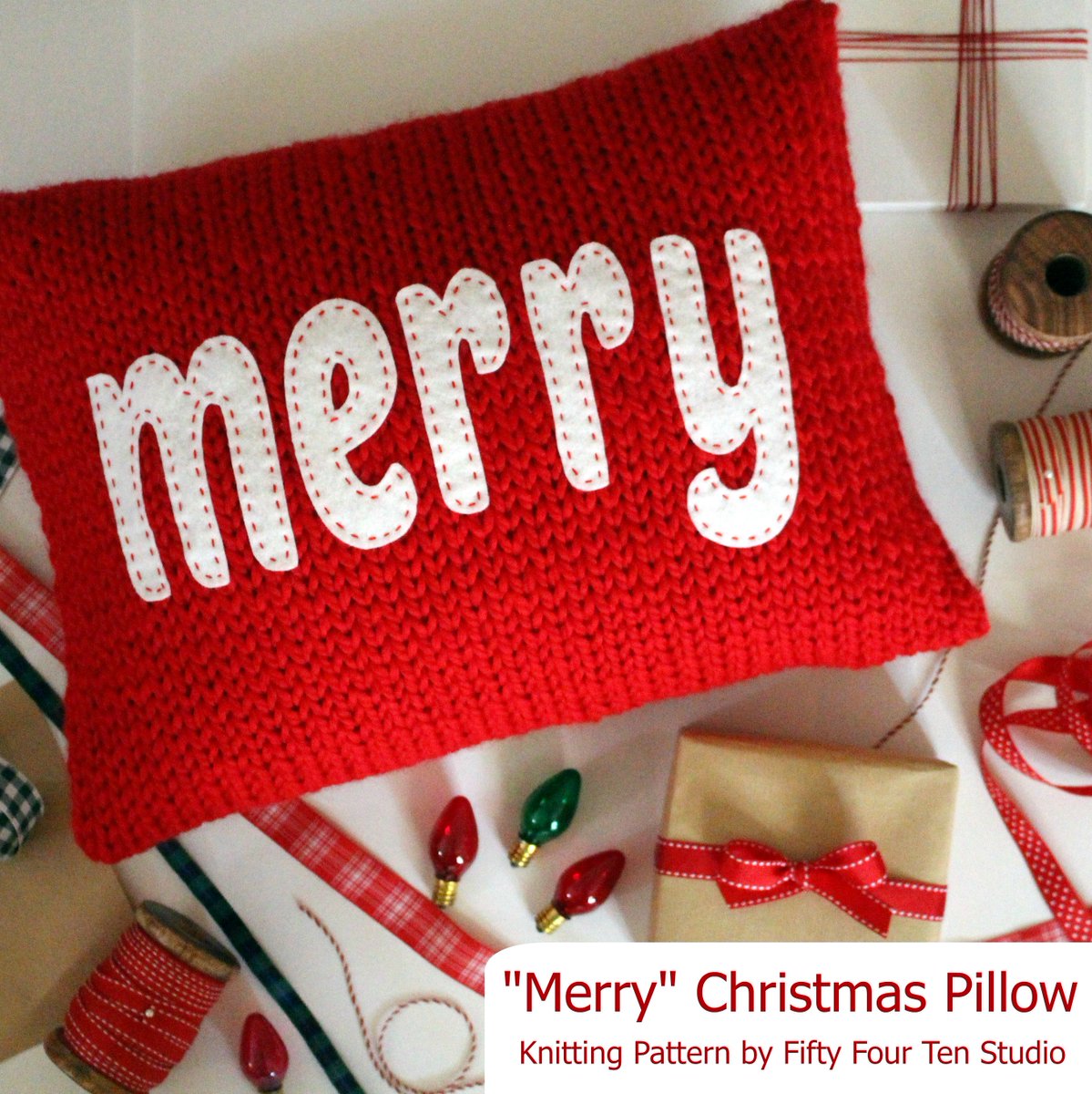 5410Studio's tweet image. Merry, merry! This pillow is easy to #knit with #superbulkyyarn! Stitch on felt letters with embroidery floss for a festive holiday pillow! ❤️
ravelry.com/patterns/libra…
#knitting #christmasknitting #knittingpattern