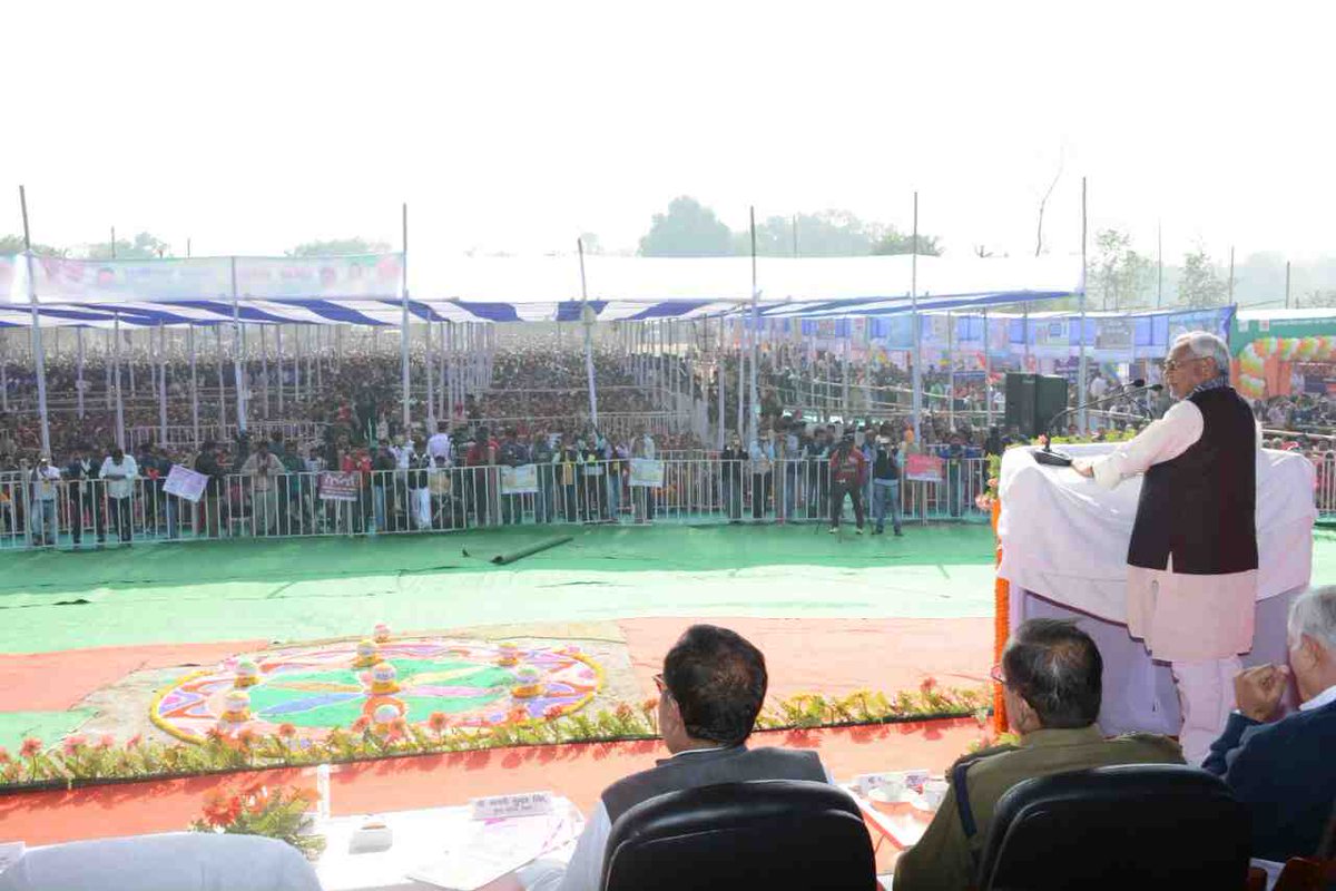 NitishKumar's tweet photo. विकास कार्यों की समीक्षा यात्रा के द���रान सीतामढ़ी में योजनाओं के शिलान्यास/उद्घाटन के उपरांत सभा को संबोधित करते हुए।
https://t.co/mYcBfyVFaX https://t.co/wdj1B95Qfj