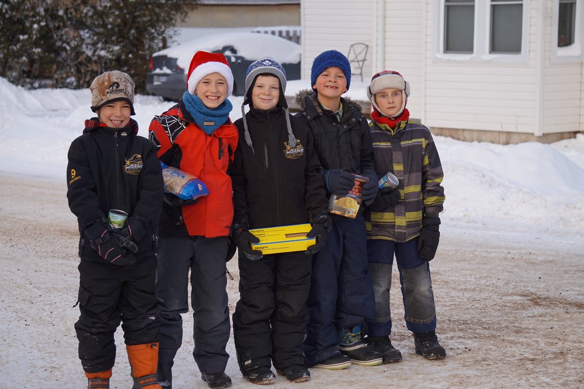 MapleridgeNNDSB's tweet photo. @MapleridgeNNDSB giving back with a human chain to the Powassan Food Bank with over 1000 items collected #NearNorthUnited #ChristmasSpirit (2/2) https://t.co/vPcRsFUuBi