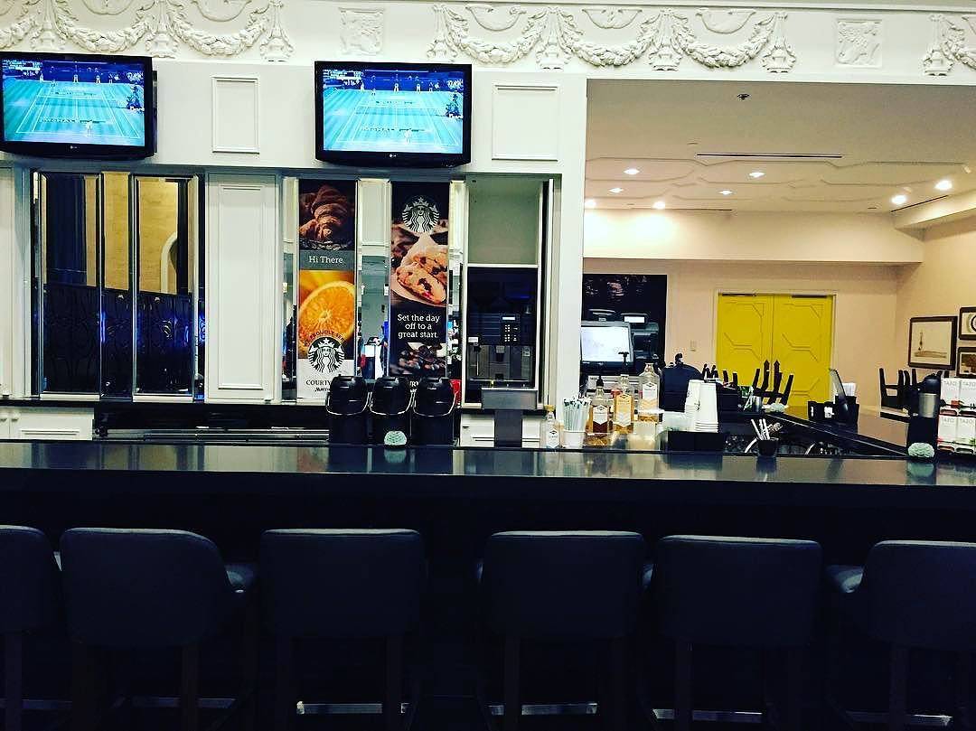 ☕️ by day, 🍸 by night. #CourtyardBoston 📷: ajmbeal