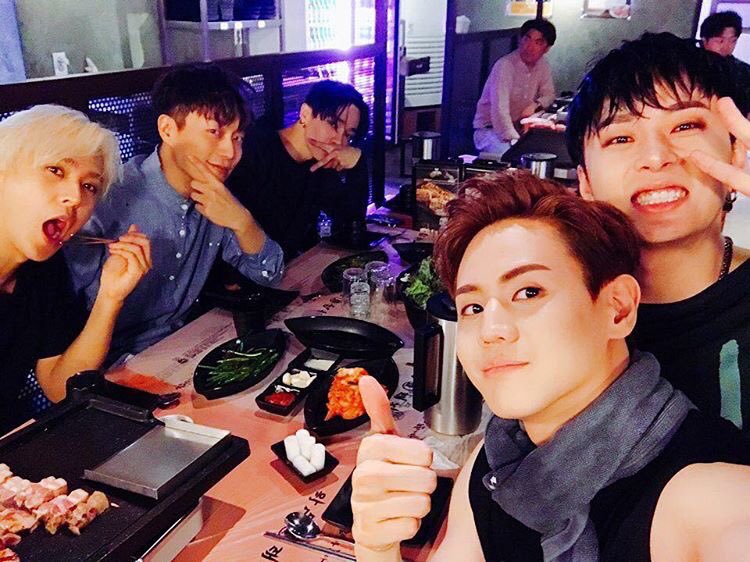 dudulightpanda's tweet photo. happy 1st birthday @ent_aroundus 🎉🎊🎈i’m so grateful for your existence, your hard work, your everything. and to their 5 handsome ceos, thank you so much for staying together, making music together, keeping your promise of seeing us for 90 years together. and i love you forever https://t.co/si9rBhbK8S