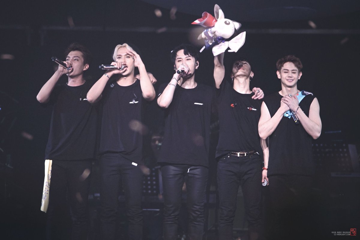 dudulightpanda's tweet photo. happy 1st birthday @ent_aroundus 🎉🎊🎈i’m so grateful for your existence, your hard work, your everything. and to their 5 handsome ceos, thank you so much for staying together, making music together, keeping your promise of seeing us for 90 years together. and i love you forever https://t.co/si9rBhbK8S