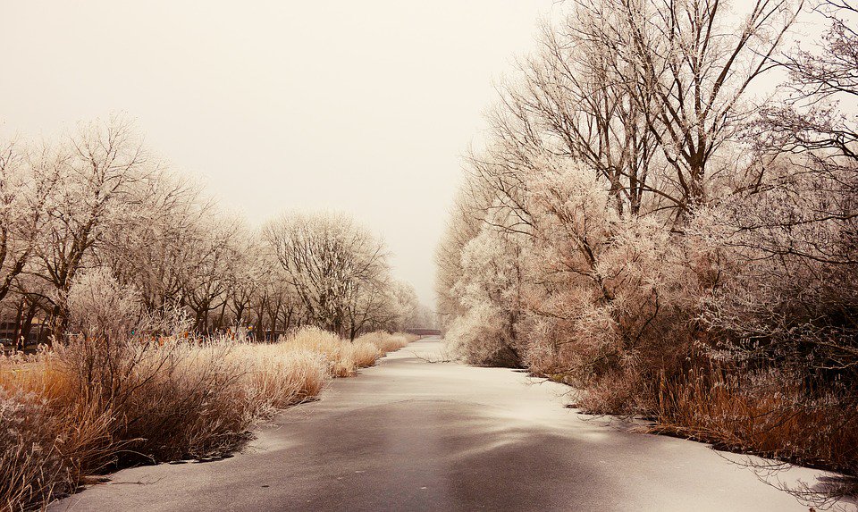 Isotrak_NA's tweet photo. With temperatures dropping and snowfall forecast for many areas, now is a great time for fleet drivers to make sure their winter emergency kit is fully replenished. Find an essentials list here: https://t.co/ISD9IPv3GP https://t.co/O7AgZ4sRjS